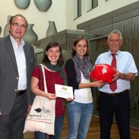 lbert Schultis von der Sparkasse Freiburg-Nördlicher Breisgau überreicht das Spendenschwein. Georg Keller, Annette Mader, Britta Heine, Albert Schultis (v.l.n.r.). Foto: S. Sey